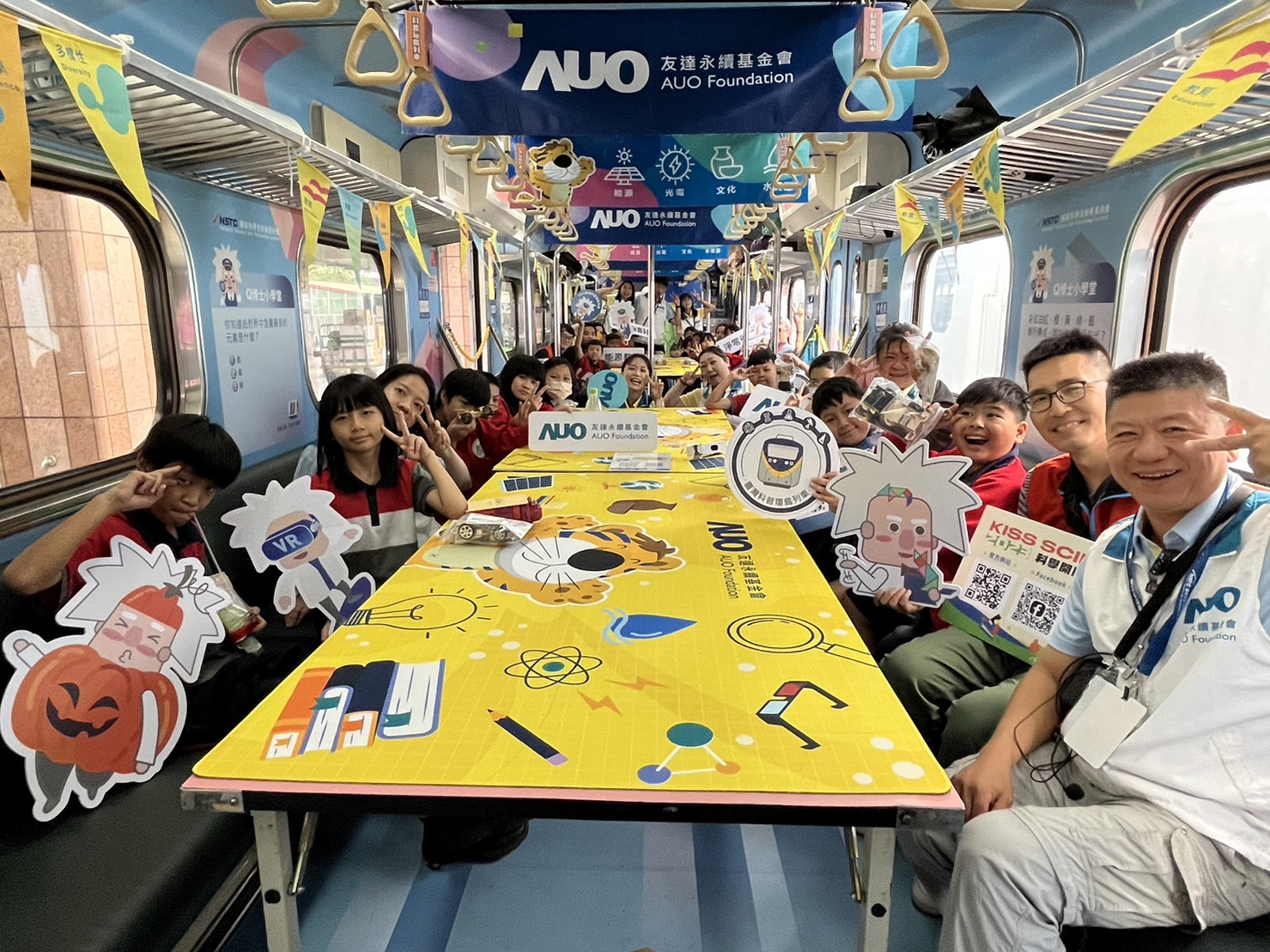 彩虹多多永續基金會參與「臺灣科普環島列車」，設計基礎科學車廂課程，以「淨零碳排和永續能源」為主題，讓學生透過創意實驗認識淨零知識，以及思考生活中的減碳行為