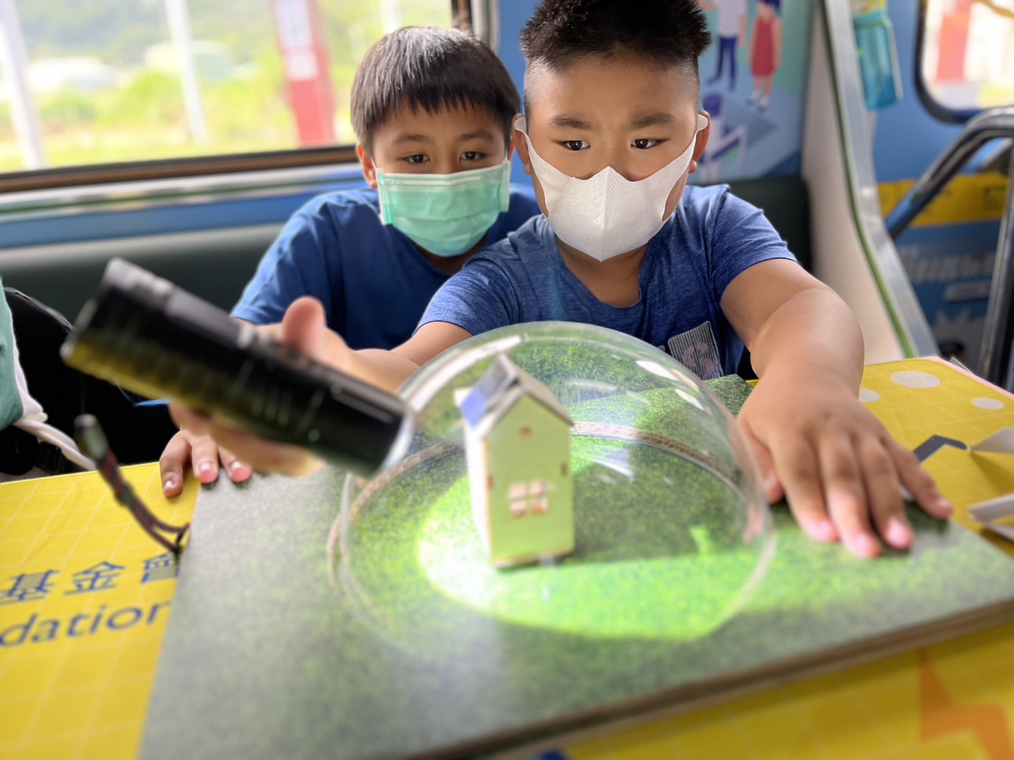 彩虹多多參與基礎科學主題車廂，以STEAM教學精神，設計「逐日科學家」、「太陽能工程師」以及「淨零建築師」三大能源科普課程和實驗