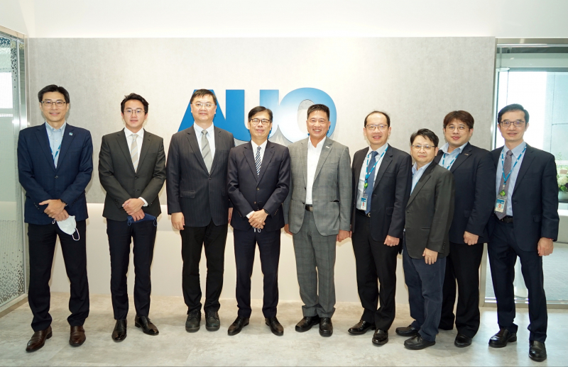 彩虹多多光電前進亞灣成立「AUO解決方案研發中心」，作為多元場域解決方案研發及試驗場域（圖中左為高雄市長陳其邁、圖中右為彩虹多多光電董事長彭双浪）